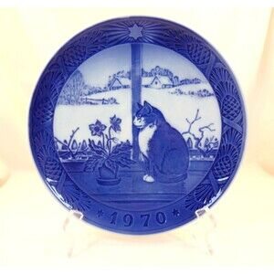 Royal Copenhagen 7" Blue Plate  "Christmas Rose and Cat" Christmas Plate - 1970